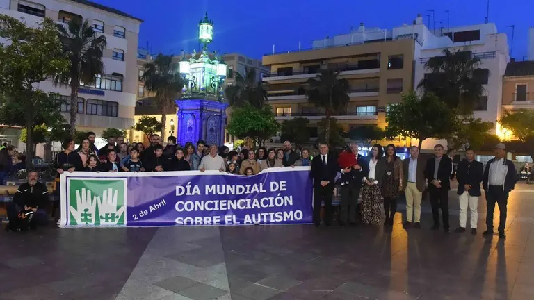 ILUMINACI�_N EN AZUL DE LA FACHADA DE LA IGLESIA DE LA PALMA CON MOTIVO DEL D&Iacute;A MUNDIAL DE CONCIENCIACI�_N SOBRE EL AUTISMO