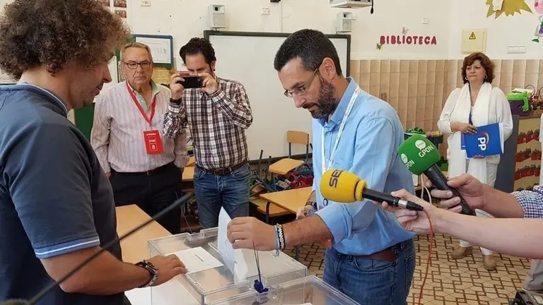 EuropaPress_2165766_Juan_Franco_alcalde_de_La_L&iacute;nea_votando