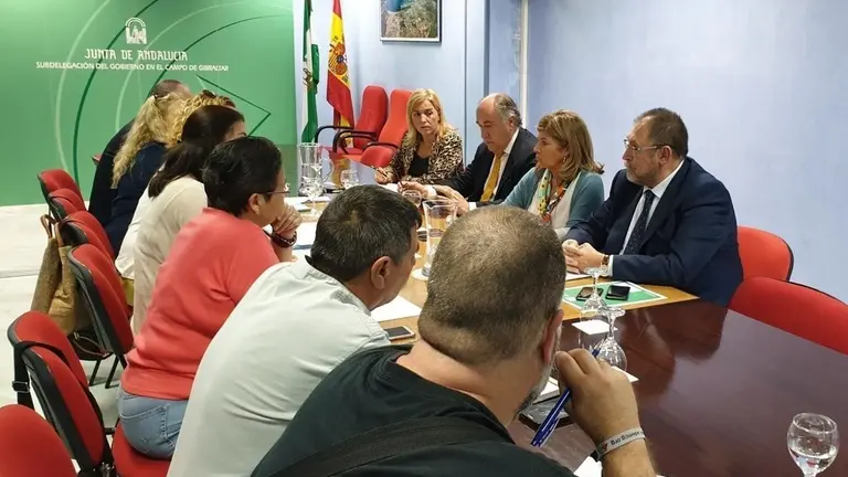 EuropaPress_2190470_Reuni&oacute;n_Junta_con_Coordinadora_Comarcal_en_Defensa_de_la_Sanidad_P&uacute;blica_del_Campo_de_Gibraltar