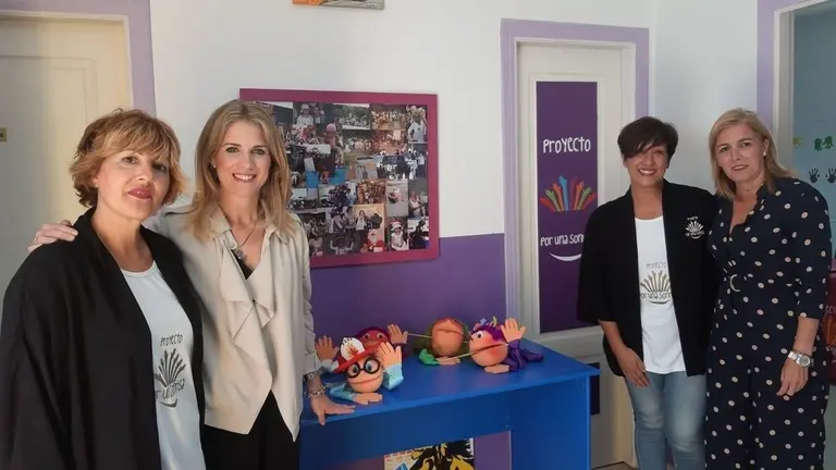 EuropaPress_2203726_Ana_Mestre_y_Eva_Pajares_durante_su_visita_a_la_sede_de_Por_una_Sonrisa