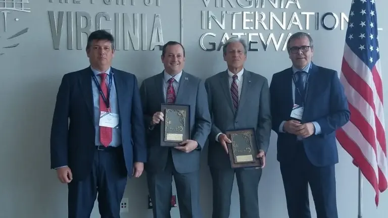 Presidente Comport y C&aacute;mara entregan metopas