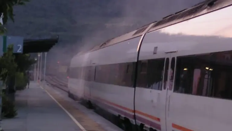 tren envuelto en humo
