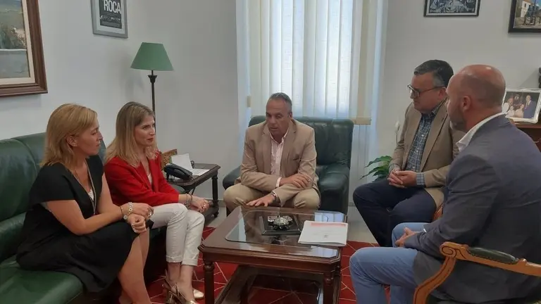 EuropaPress_2247015_Ana_Mestre_con_los_representantes_del_Ayuntamiento_de_San_Roque