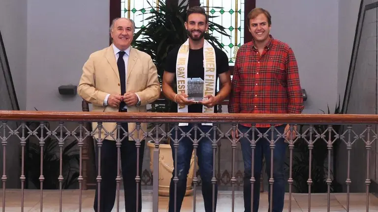 el-alcalde-de-algeciras-recibe-al-finalista-del-mr-gay-pride-espana