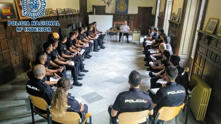 EuropaPress_2273428_Los_alumnos_en_pr&aacute;cticas_en_una_reuni&oacute;n