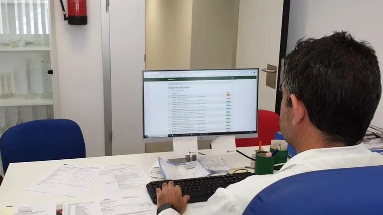 M&eacute;dico trabajando en el hospital de La L&iacute;nea.
