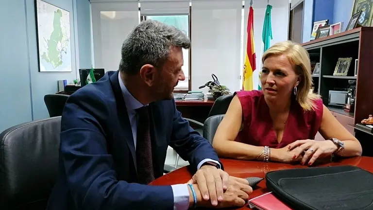 EuropaPress_2297650_La_subdelegada_de_la_Junta_Eva_Pajares_con_el_responsable_de_Cepsa_en_Espa&ntilde;a_Jes&uacute;s_Ivars_