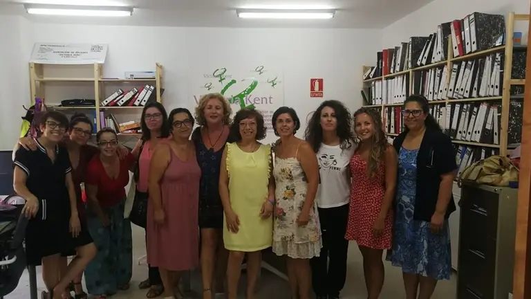 EuropaPress_2309027_Roc&iacute;o_Collado_con_las_representantes_de_la_asociaci&oacute;n