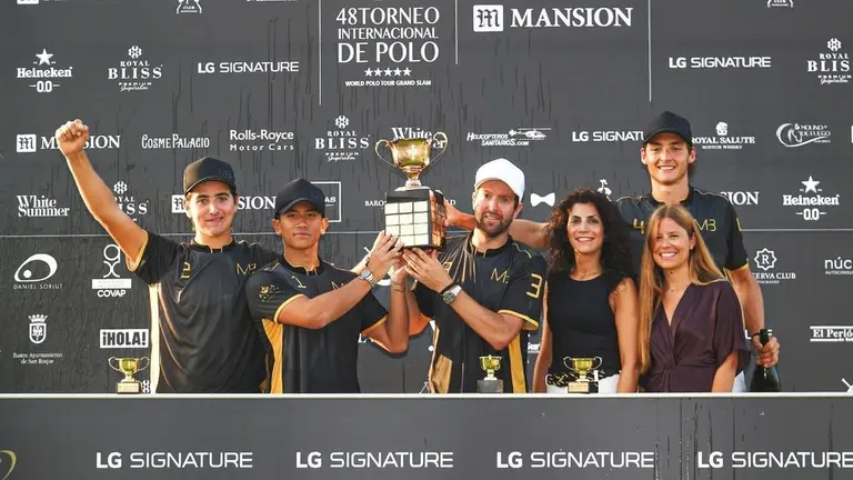 EuropaPress_2347080_Entrega_de_la_Copa_de_Oro_LG_Signature_a_MB_Polo