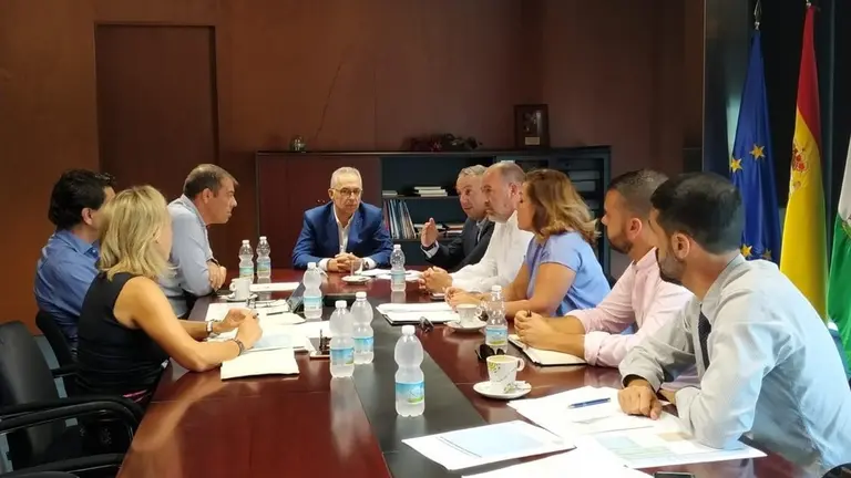 EuropaPress_2397915_Reuni&oacute;n_entre_el_presidente_de_la_entidad_comarcal_Juan_Lozano;_el_responsable_del_&aacute;rea_de_Servicios_Econ&oacute;micos_Hacienda_y_Recaudaci&oacute;n_de_Diputaci&oacute;n_Juan_Carlos_Ruiz_Boix_y_personal_t&eacute;cnico_de_amba