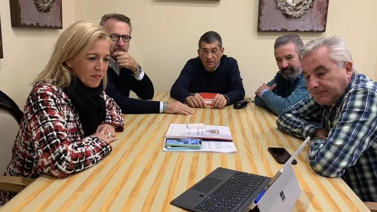 EuropaPress_2499522_Eva_Pajares_reunida_con_un_colectivo_para_la_reconstrucci&oacute;n_del_fuerte_de_Santa_B&aacute;rbara_en_La_L&iacute;nea