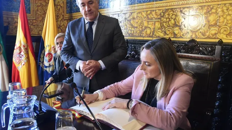 Carazo firma el Libro de Visitas del Ayuntamiento.