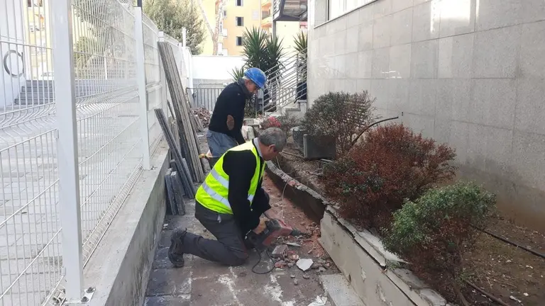 Dos operarios, en la obra del Centro Documental.