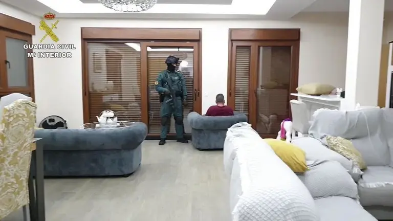 Un Guardia Civil en el registro de la operaci&oacute;n 'Estratum'.