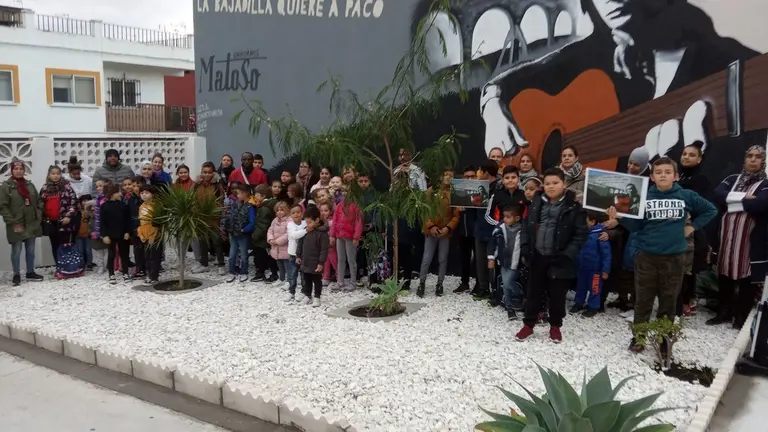 Los padres del Ampa del Ceip Campo de Gibraltar durante la protesta.