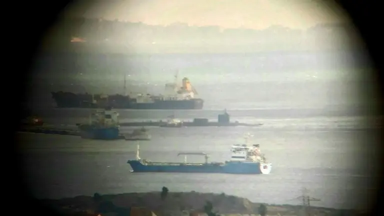 El submarino nuclear abandonando la Roca.