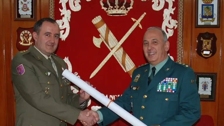 El momento de la entrega del plano.
