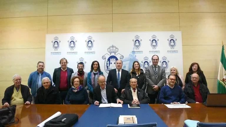 Los participantes en la reuni&oacute;n.