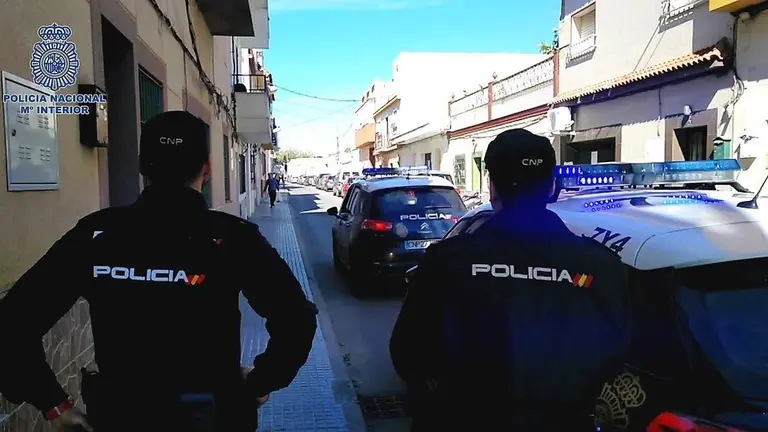 EuropaPress_1997641_Agentes_de_la_Polic&iacute;a_Nacional