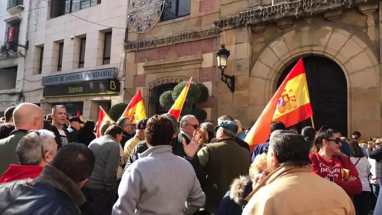 Manifestantes a las puertas del Ayuntamiento.