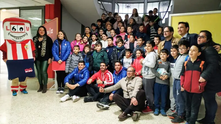 Escolares, durante su visita a El Mirador.