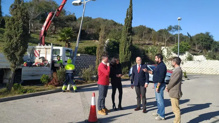 Un momento de la visita al cementerio.