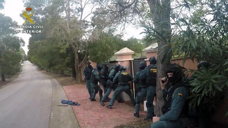 Agentes de la Guardia Civil, durante una operaci&oacute;n de archivo.