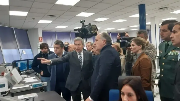 El delegado del Gobierno en Andalcu&iacute;a, Lucrecio Fern&aacute;ndez, en una visita al Centro de Coordinaci&oacute;n de Salvamento Mar&iacute;timo de Tarifa