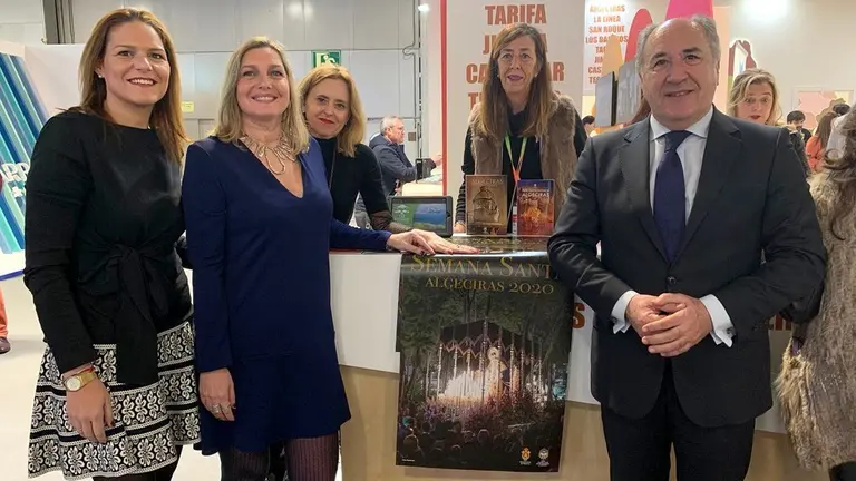 representantes municipales en el stand de Fitur.