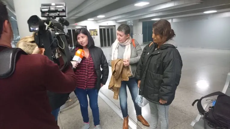 La familia de Maquera, a su llegada al aeropuerto.