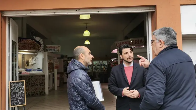 Pelayo con los t&eacute;cnicos, durante la visita.