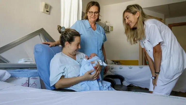 Reci&eacute;n nacido con su madre, tras el parto.
