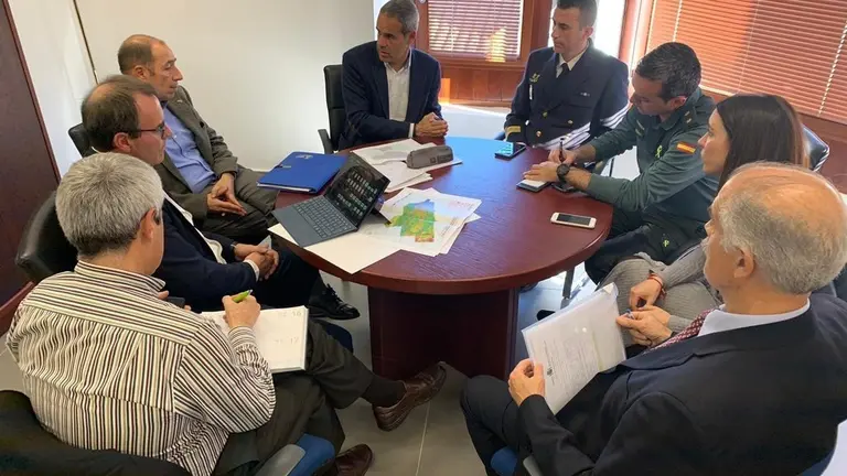 EuropaPress_2677957_El_subdelegado_del_Gobierno_en_C&aacute;diz_con_familiares_del_R&uacute;a_Mar