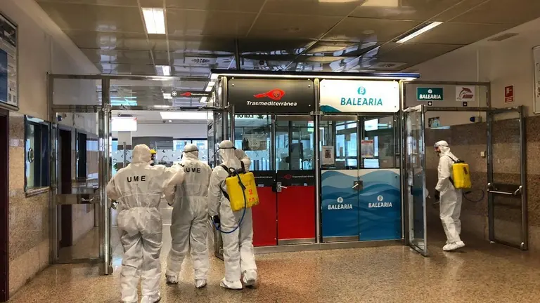 Efectivos de la UME en la estaci&oacute;n mar&iacute;tima.