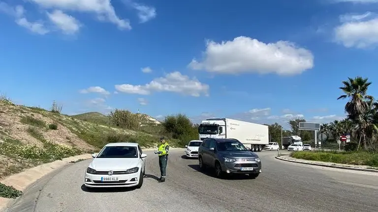 Guardia Civil en un control en la A-381.