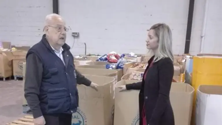 La responsable de la delegaci&oacute;n de Desarrollo Democr&aacute;tico, Luc&iacute;a Trujillo, en el banco de alimentos del Campo de Gibraltar