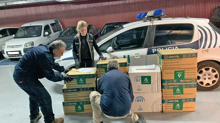 EuropaPress_2773562_delegada_gobierno_junta_cadiz_ana_mestre_recibiendo_cargamento_mascarillas
