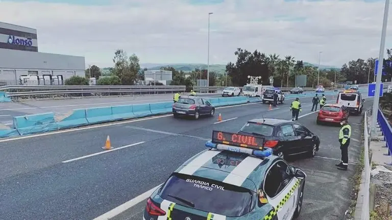 La Guardia Civil corta el carril, esta ma&ntilde;ana.