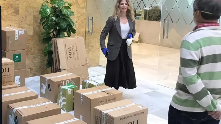 Ana Mestre, en el reparto del material.