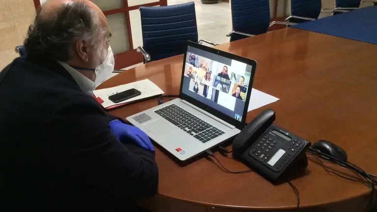 El alcalde, durante la reuni&oacute;n.