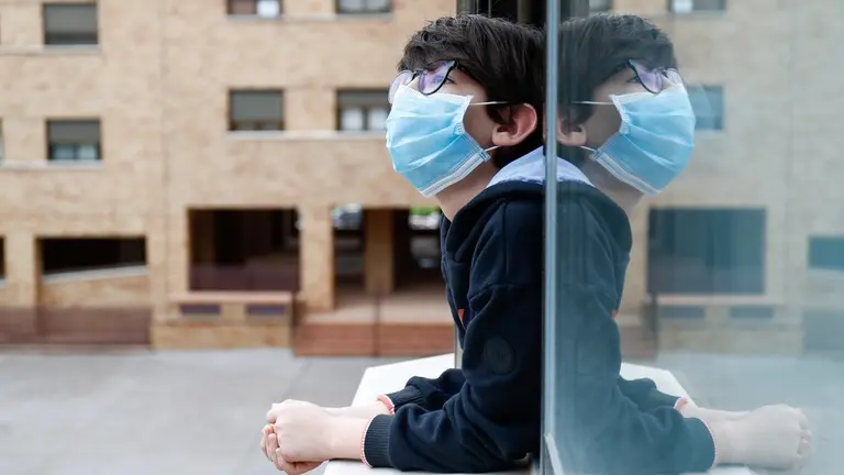 Un ni&ntilde;o con una mascarilla se asoma a la ventana de su casa cuando queda tan solo una semana para que ni&ntilde;os y preadolescentes puedan salir a la calle durante el confinamiento por el coronavirus, en Valdemoro/Madrid (Espa&ntilde;a) a 20 de abril de 2020.

COVID-19;CORONAVIRUS;PANDEMIA;ENFERMEDAD;INFANCIA;

20/4/2020