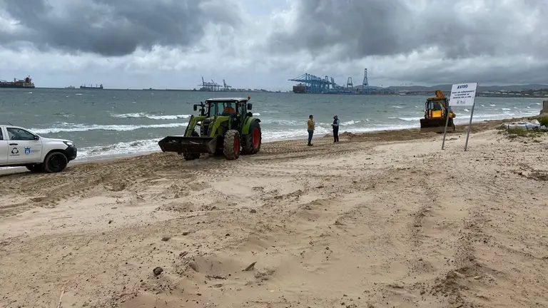 Trabajos en la playa de El Rinconcillo.