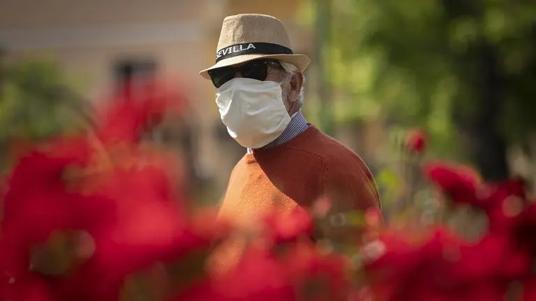 EuropaPress_2867040_hombre_mascarilla_gafas_sol_dia_39_estado_alarma_pais_crisis_coronavirus