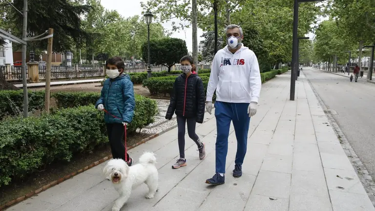 Familia pasea con su perro