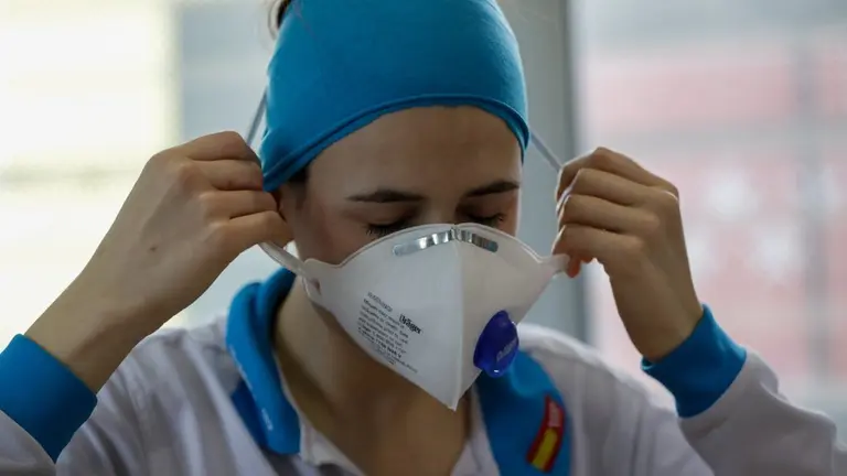 Una enfermera con su mascarilla.