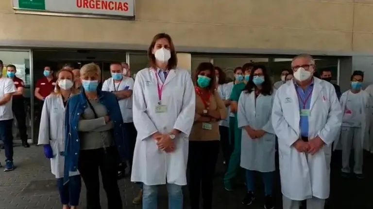 Los sanitarios, concentrados a las puertas de Urgencias.