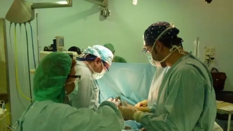 Equipo quir&uacute;rgico en una intervenci&oacute;n.