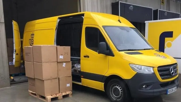 EuropaPress_3185030_furgon_reparto_correos