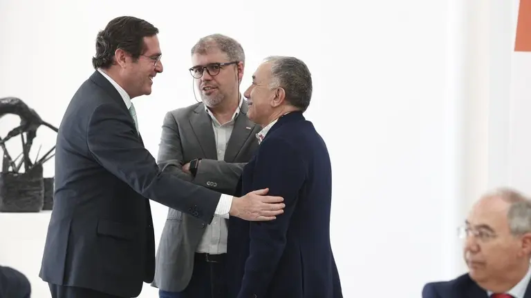 El presidente de la patronal CEOE, Antonio Garamendi, saluda al director de UGT, Pepe &Aacute;lvarez y al de CCOO, Unai Sordo (con gafas) a su llegada a la presentaci&oacute;n del Consejo Asesor de Desarrollo Sostenible.

26 febrero 2019
  (Foto de ARCHIVO)

26/2/2019