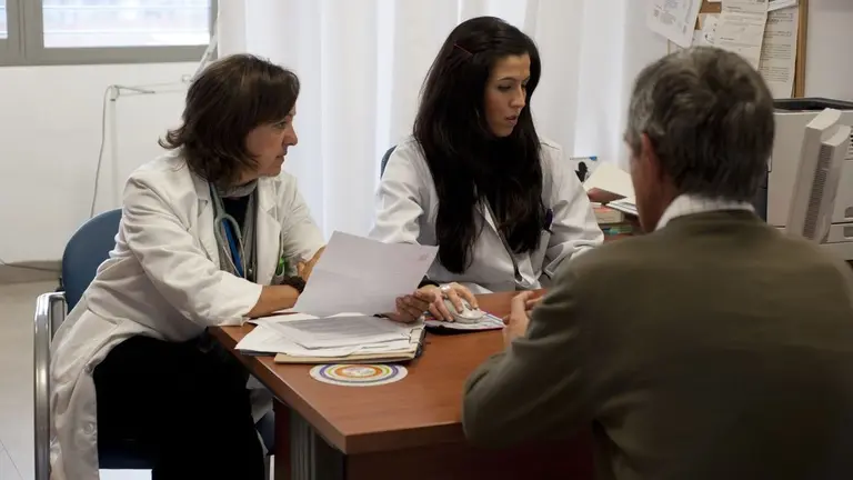 Sanitarios en una consulta.